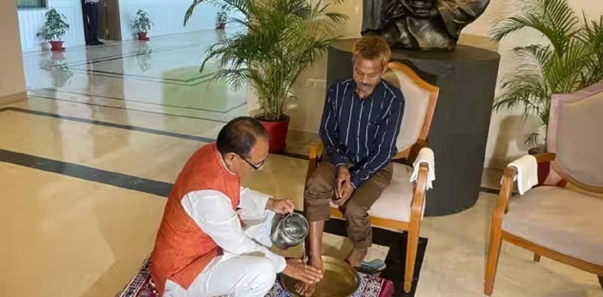 शिवराज ने सीधी कांड के पीड़ित के धोए पैर, मांगी माफी